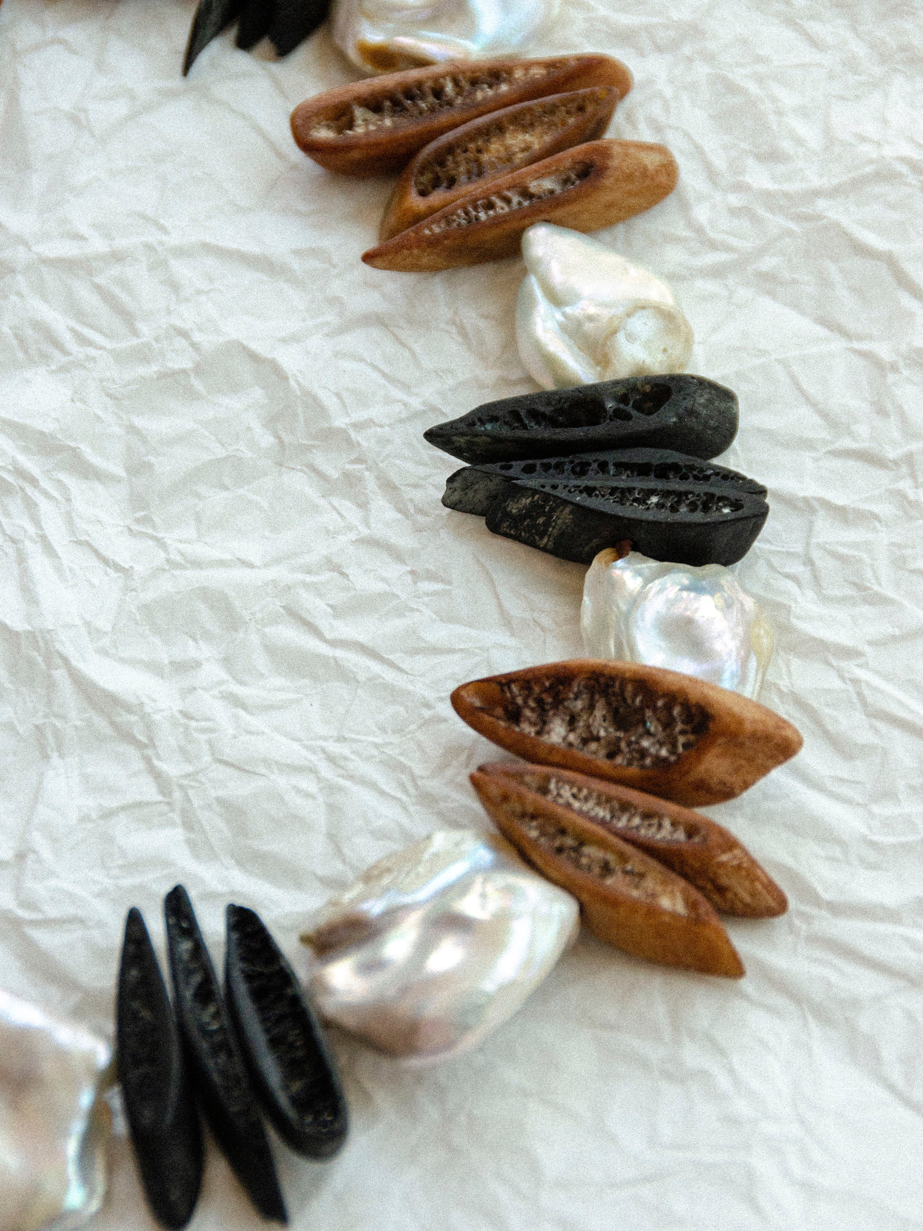 Collar 005 [Perla cultivada y hueso]