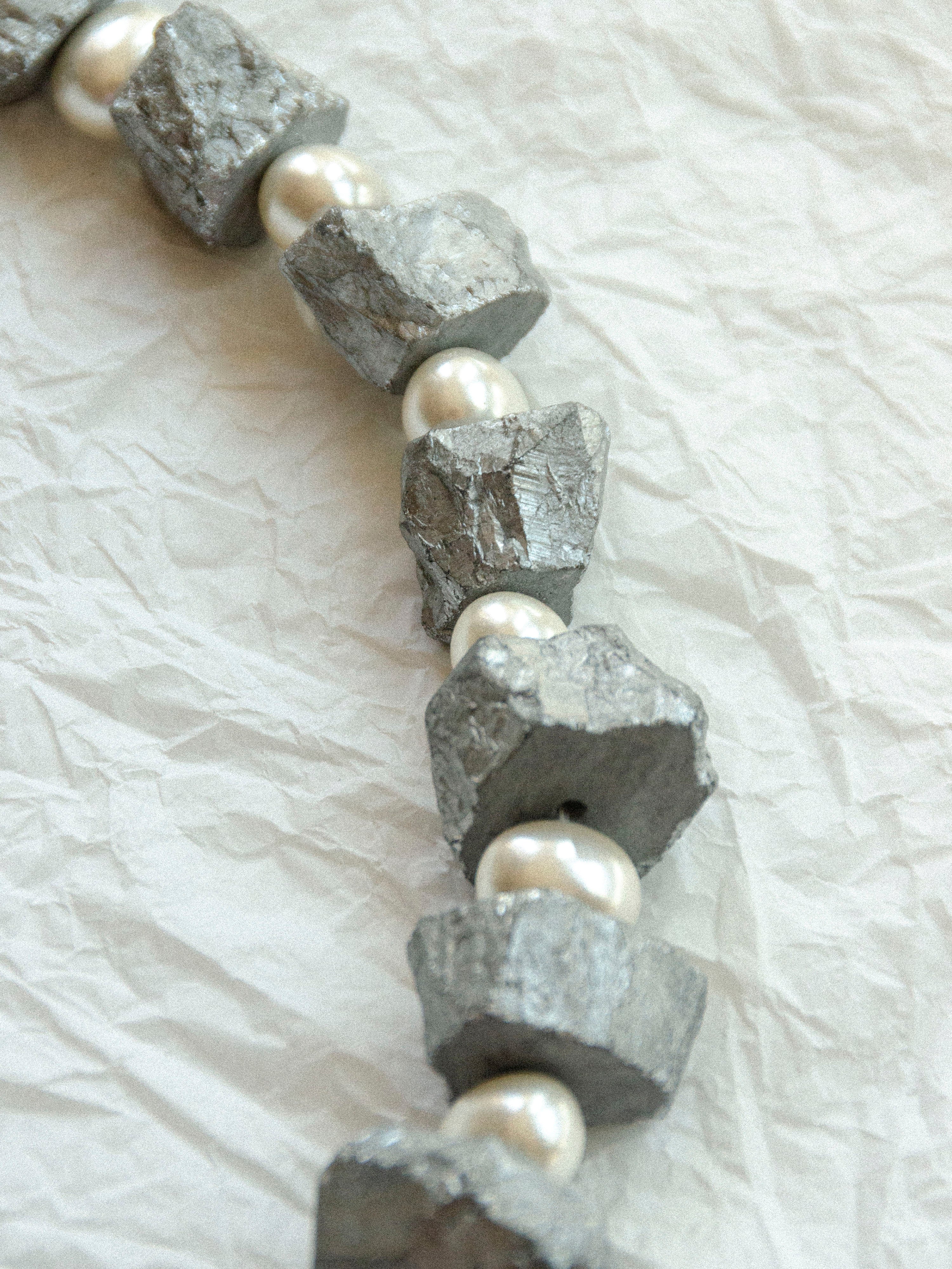 Collar 002 [Rocas cromadas y perlas]