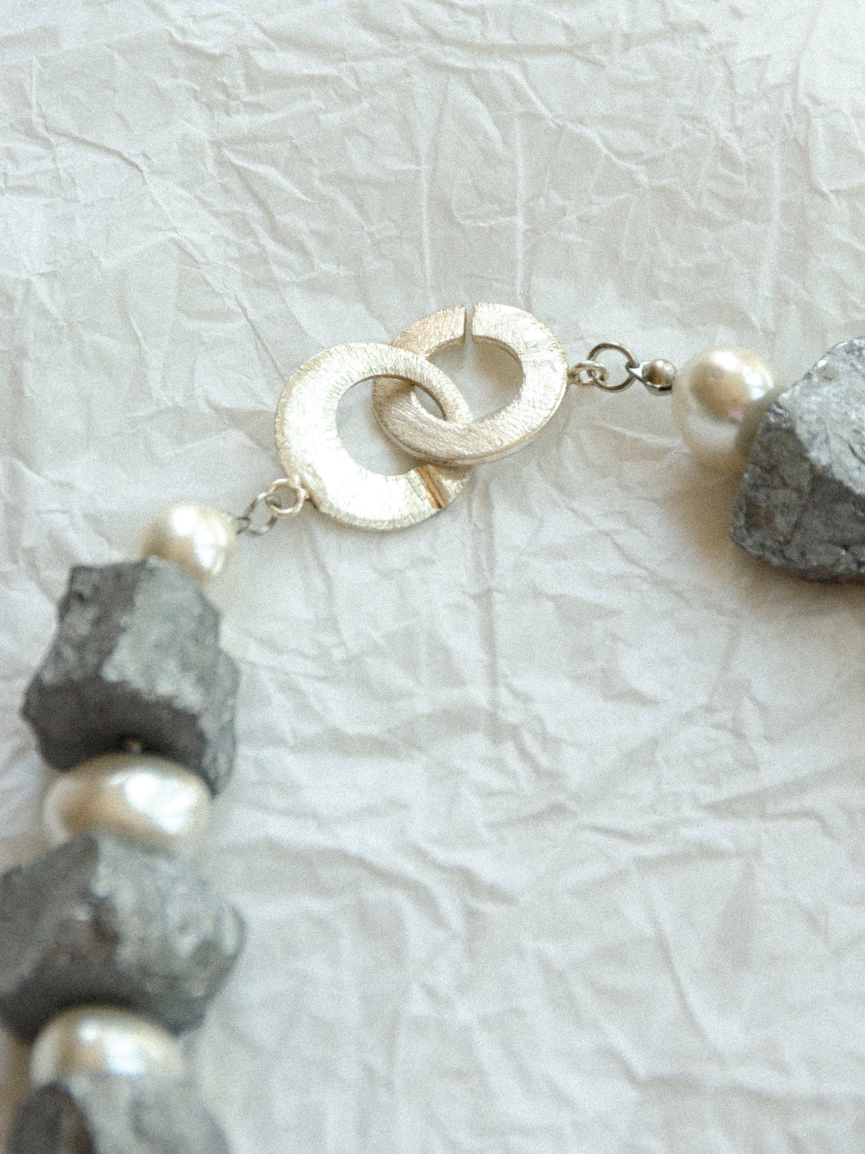 Collar 002 [Rocas cromadas y perlas]