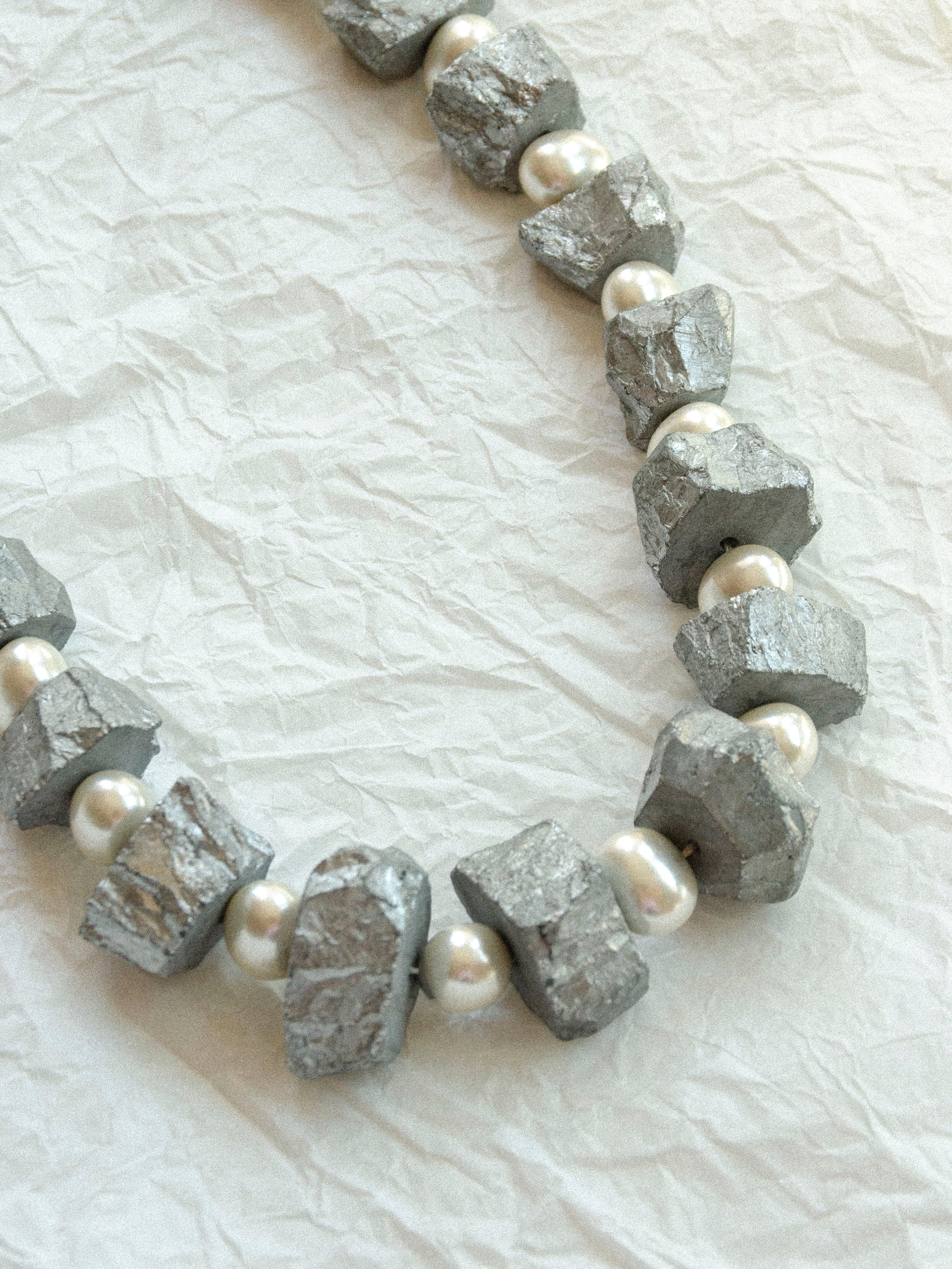 Collar 002 [Rocas cromadas y perlas]