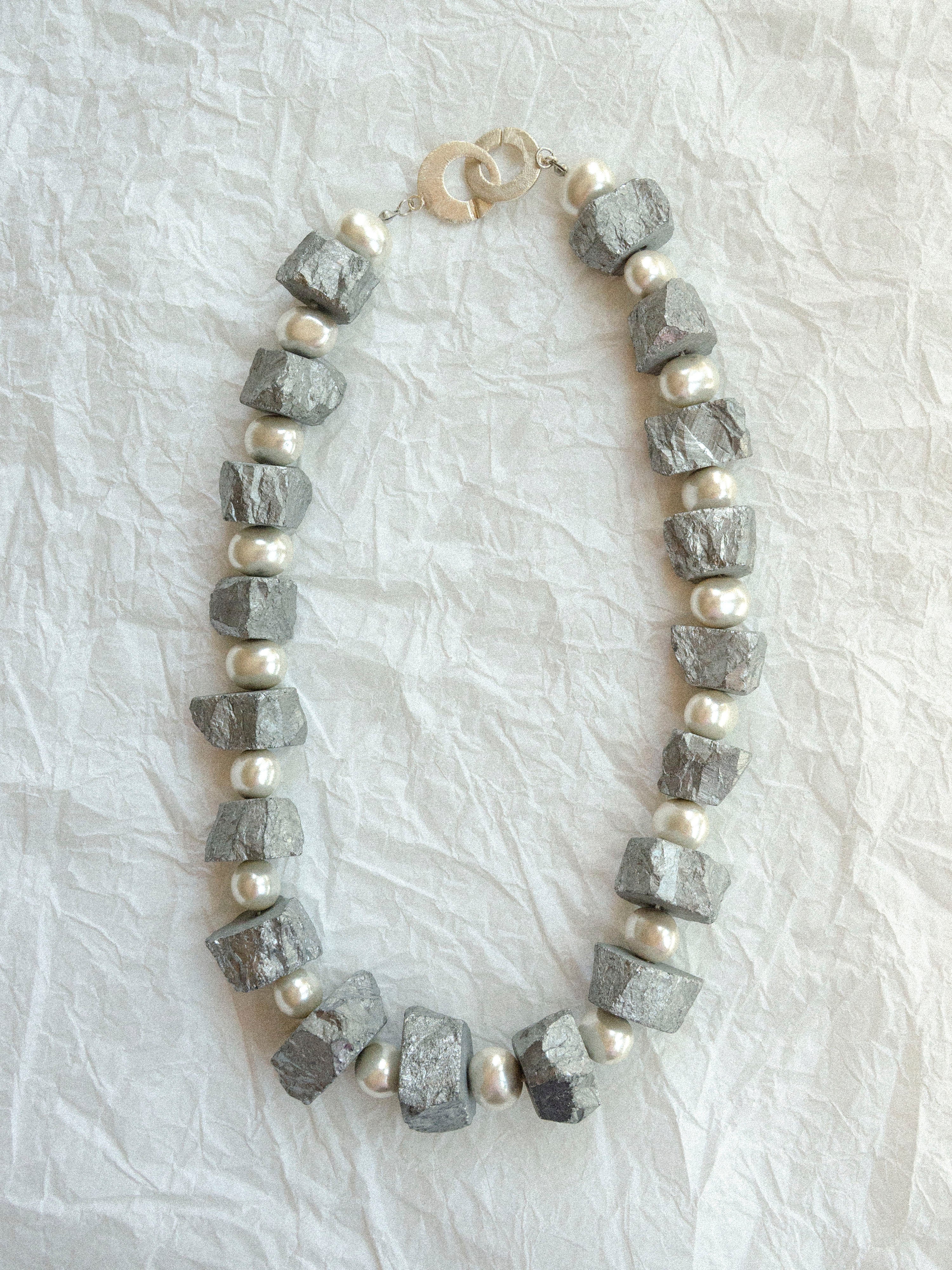 Collar 002 [Rocas cromadas y perlas]